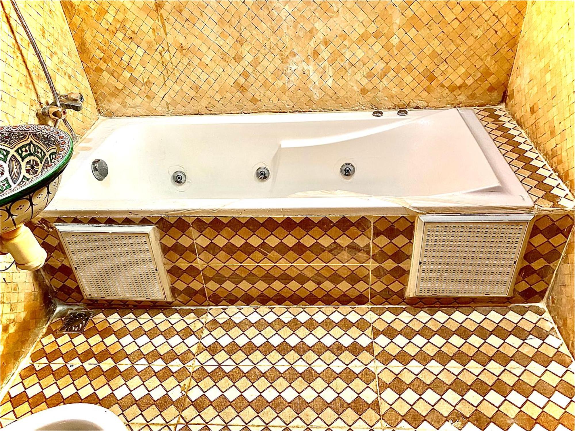 Riad Nezha Avec Jacuzzi Et 3 Piscines Au Coeur De 马拉喀什 外观 照片